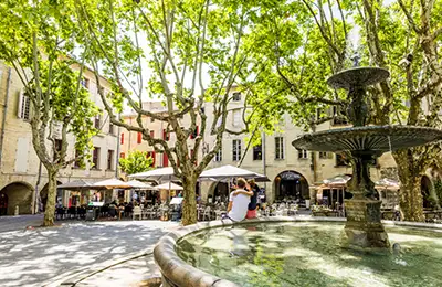La place aux herbes pendant le jeu de piste Kuriooz à Uzès