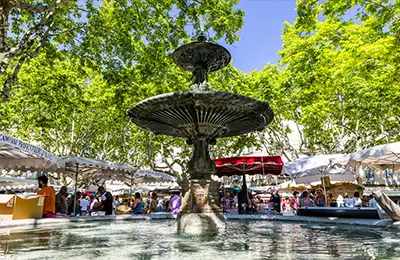 Le marché pendant le jeu de piste Kuriooz à Uzès